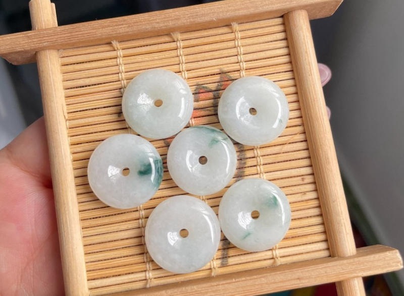 Ngọc trắng cũng là một chủng của ngọc phỉ thuý